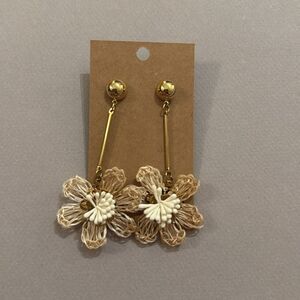 Cream Floral Earrings M395